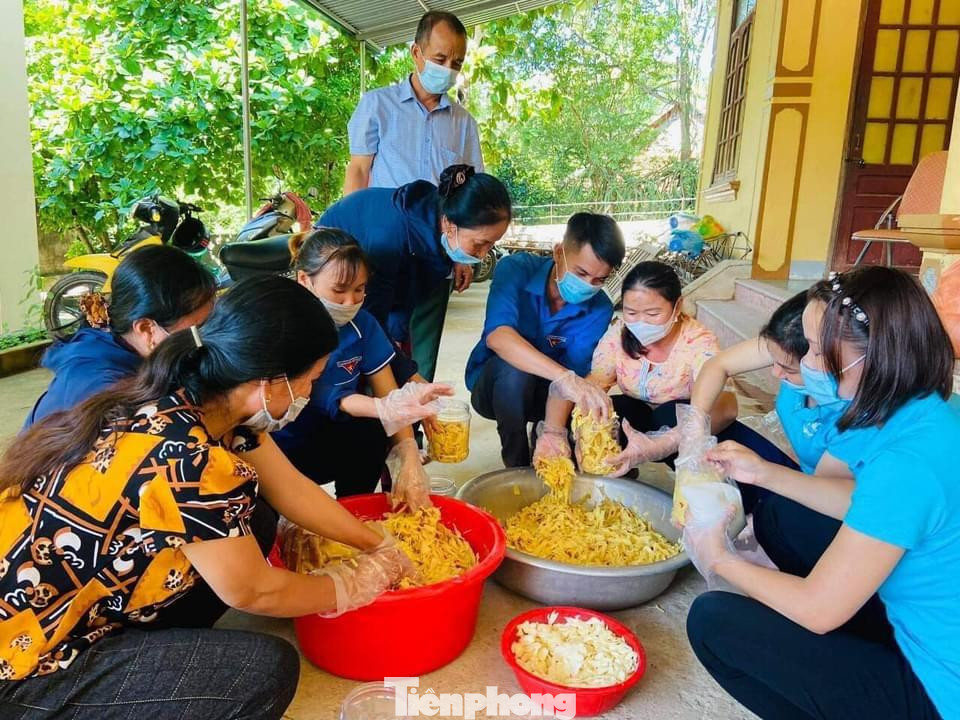 Người dân huyện miền núi Con Cuông (Nghệ An) làm măng chua gửi tặng người dân vùng dịch TPHCM.