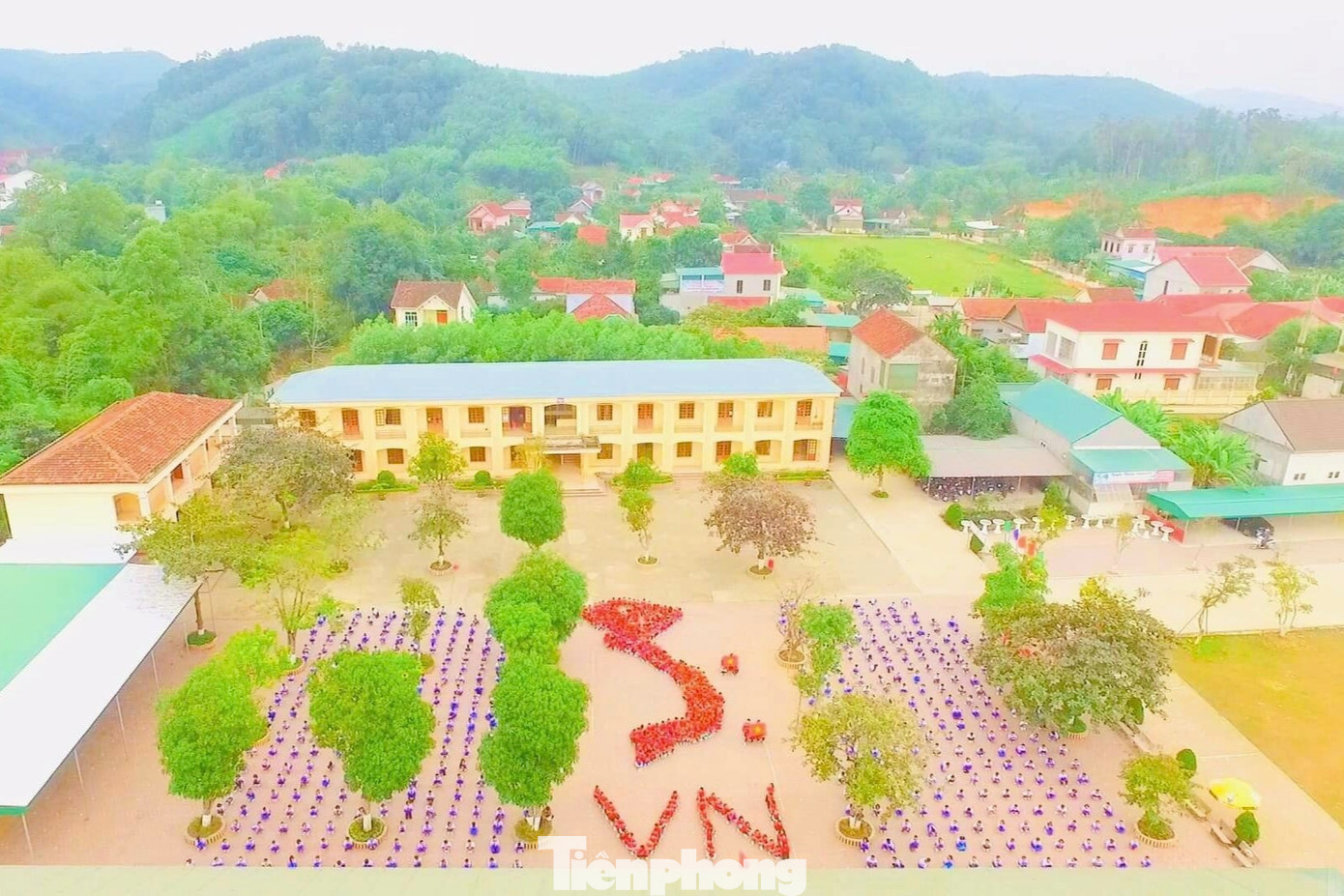 Đặc biệt, thiếu nhi Tân Kỳ, Nghệ An đã tổ chức xếp hình bản đồ Việt Nam.