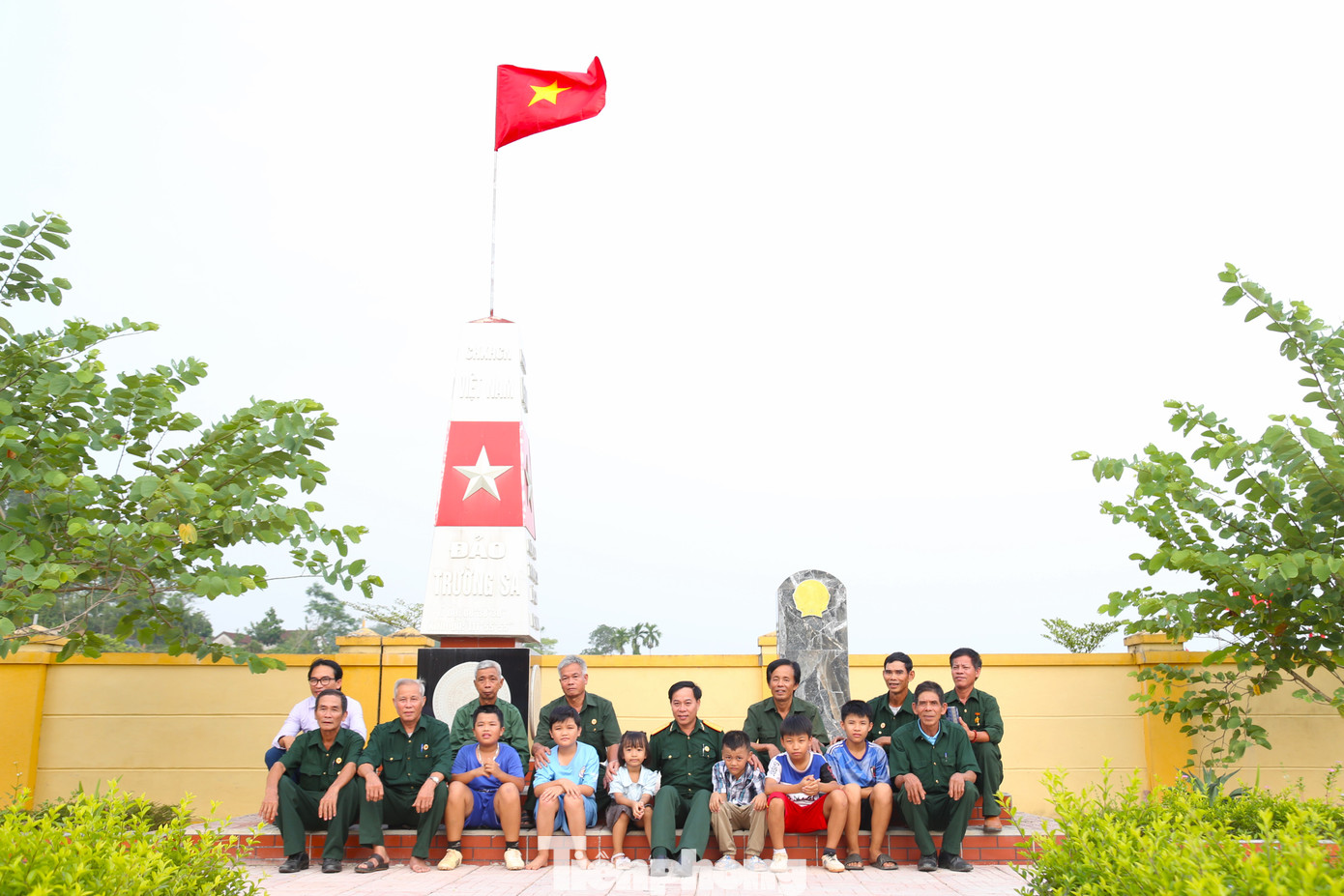 Mô hình “Cột mốc biên giới và bia chủ quyền biển đảo” được đặt trước nhà truyền thống UBND xã Lạng Sơn. Mô hình “Cột mốc biên giới và bia chủ quyền biển đảo” được đặt trước nhà truyền thống UBND xã Lạng Sơn.