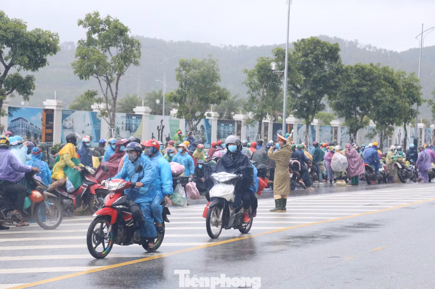 Lực lượng công an căng mình làm nhiệm vụ đảm bảo trật tự, phân luồng giao thông.