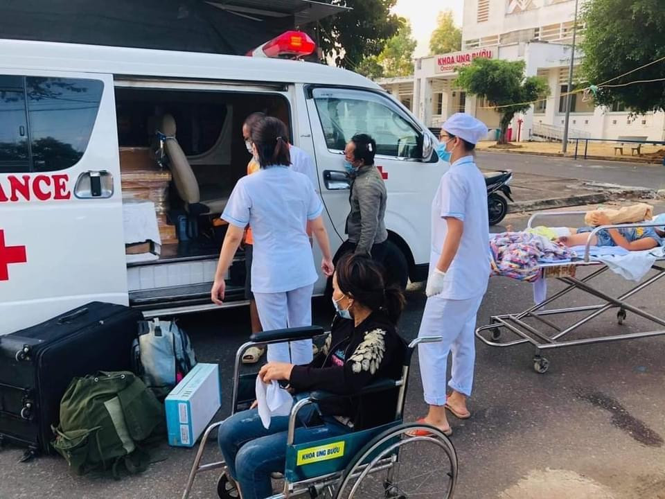 Gia đình anh Sơn rời Bệnh viện Đa khoa Bình Thuận về Nghệ An