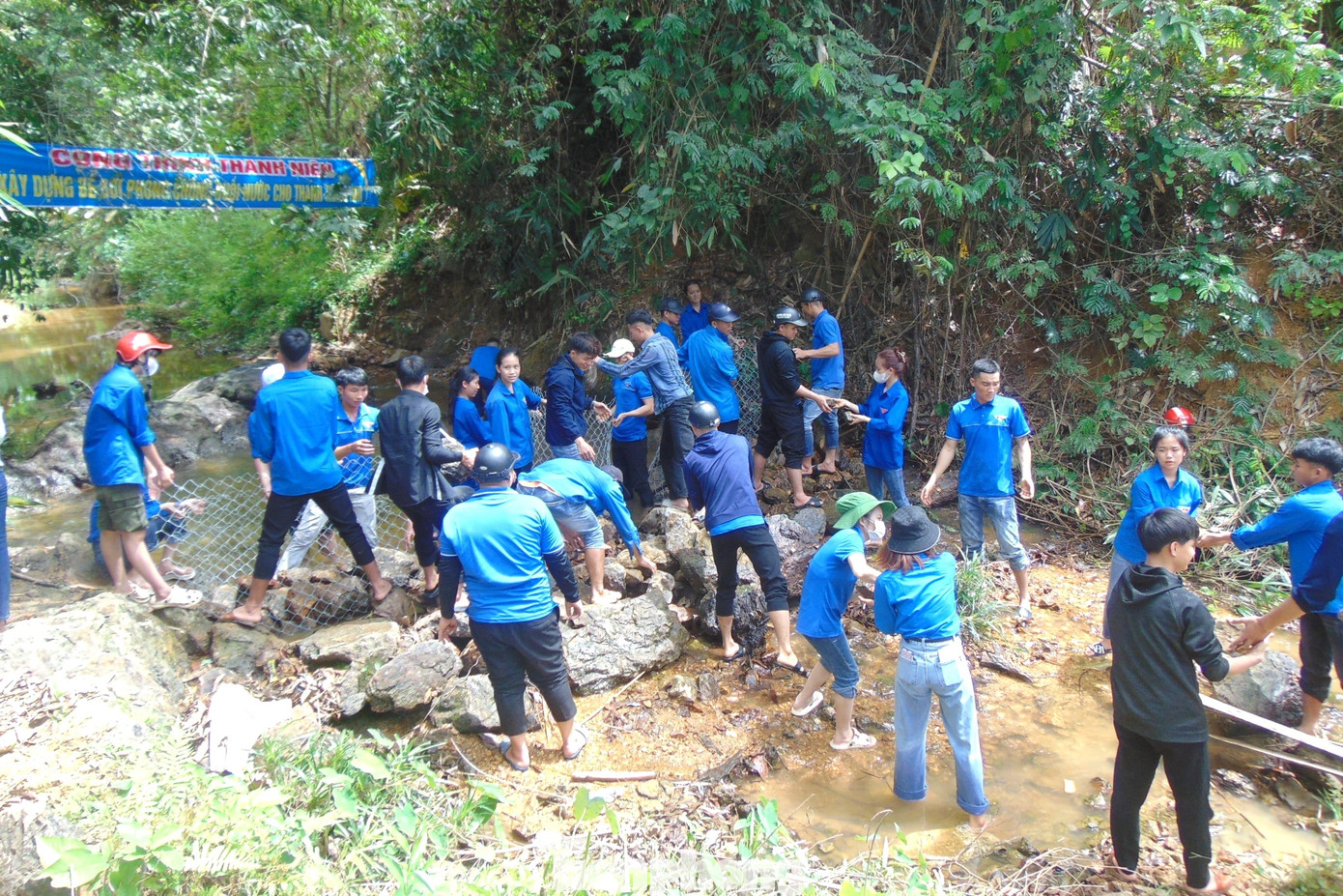 Hàng chục đoàn viên thanh niên hăng hái tham gia.