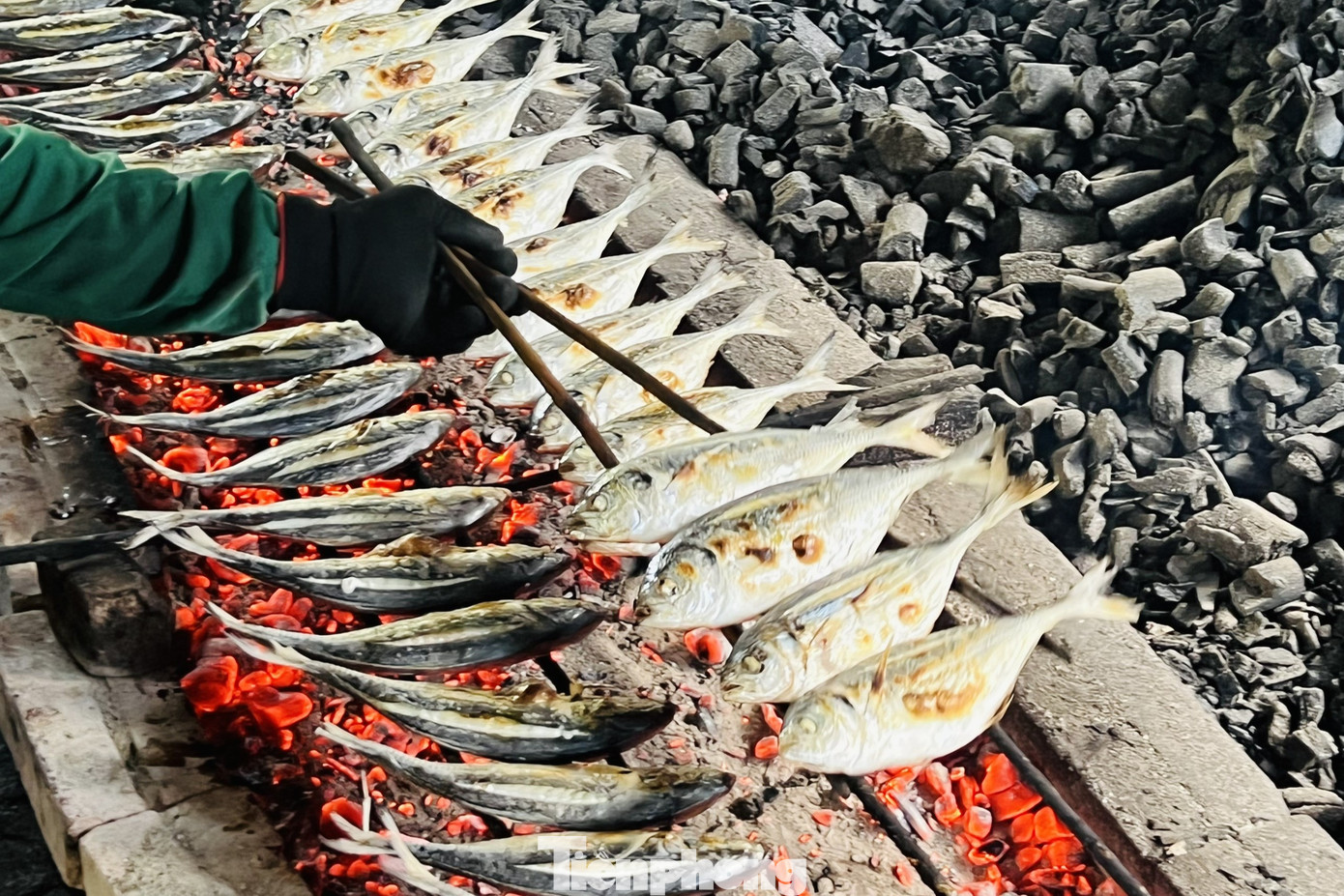 “Để giữ được mức lửa vừa phải, cá chín đến độ, người nướng phải có kinh nghiệm, lật càng đều tay cá càng thơm ngon. Miếng cá ngon đạt chuẩn là bên ngoài ngả vàng, mùi thơm, trong vẫn dẻo thịt, khi ăn cá có vị ngọt, béo”, chị Hương nói.