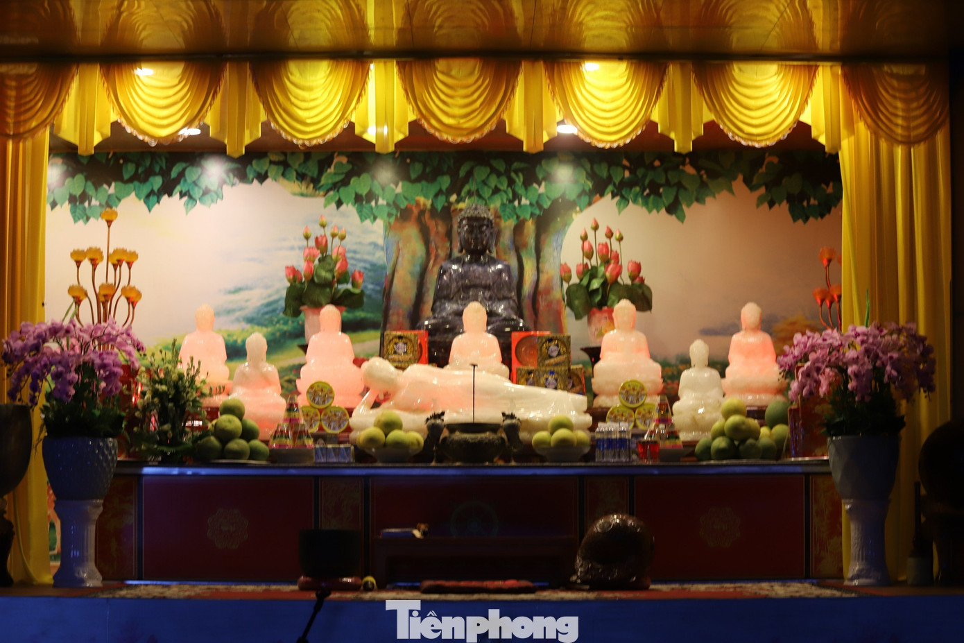 Bên trong 9 tầng bảo tháp trưng bày hàng chục tượng pháp hồng ngọc.