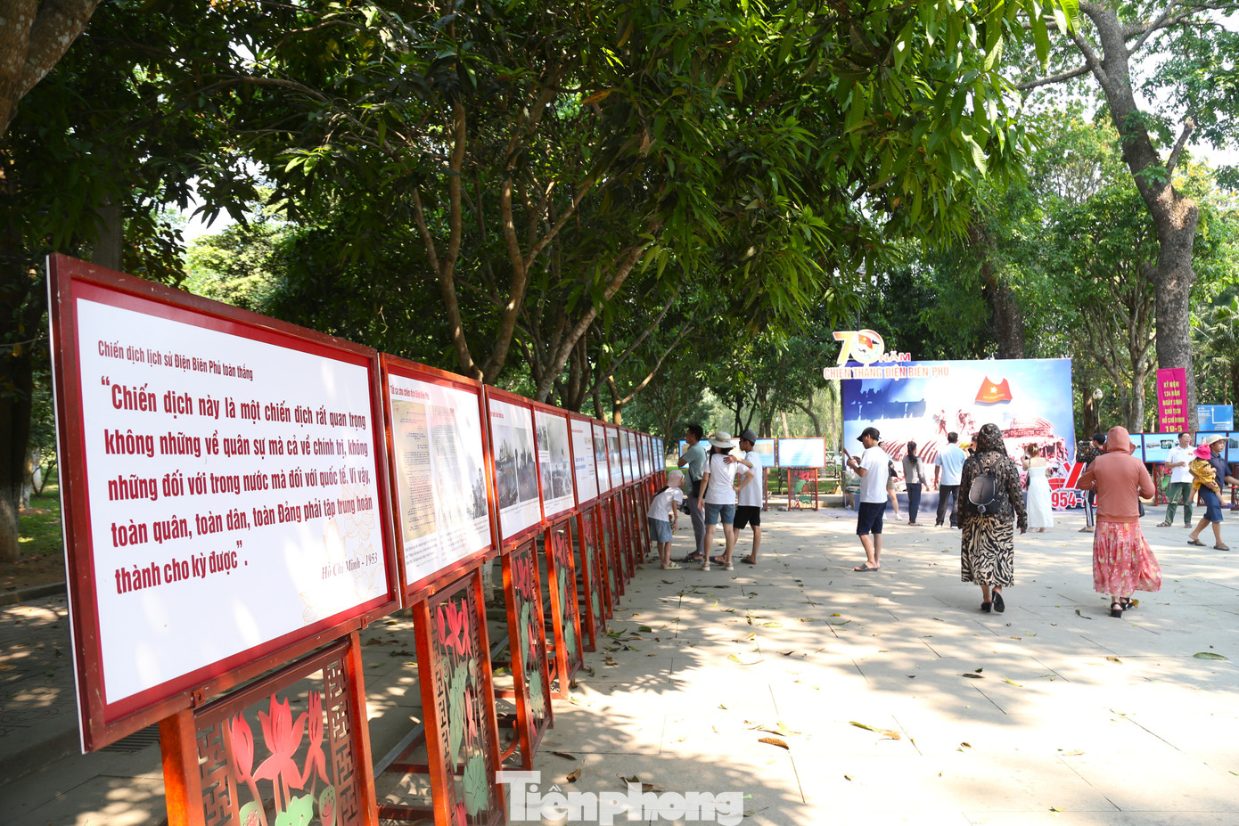 Với 160 hình ảnh, tài liệu, triển lãm giới thiệu tư tưởng hòa bình, về đường lối kháng chiến toàn dân, toàn diện, trường kỳ và tự lực cánh sinh, về quá trình tổ chức và xây dựng lực lượng mọi mặt, tạo nên sức mạnh của khối đại đoàn kết dân tộc, về đường lối quân sự đúng đắn, sáng tạo của Đảng ta và Chủ tịch Hồ Chí Minh đã đưa cuộc kháng chiến chống thực dân Pháp của nhân dân ta liên tiếp đi từ thắng lợi này đến thắng lợi khác, mà đỉnh cao là chiến thắng Điện Biên Phủ.