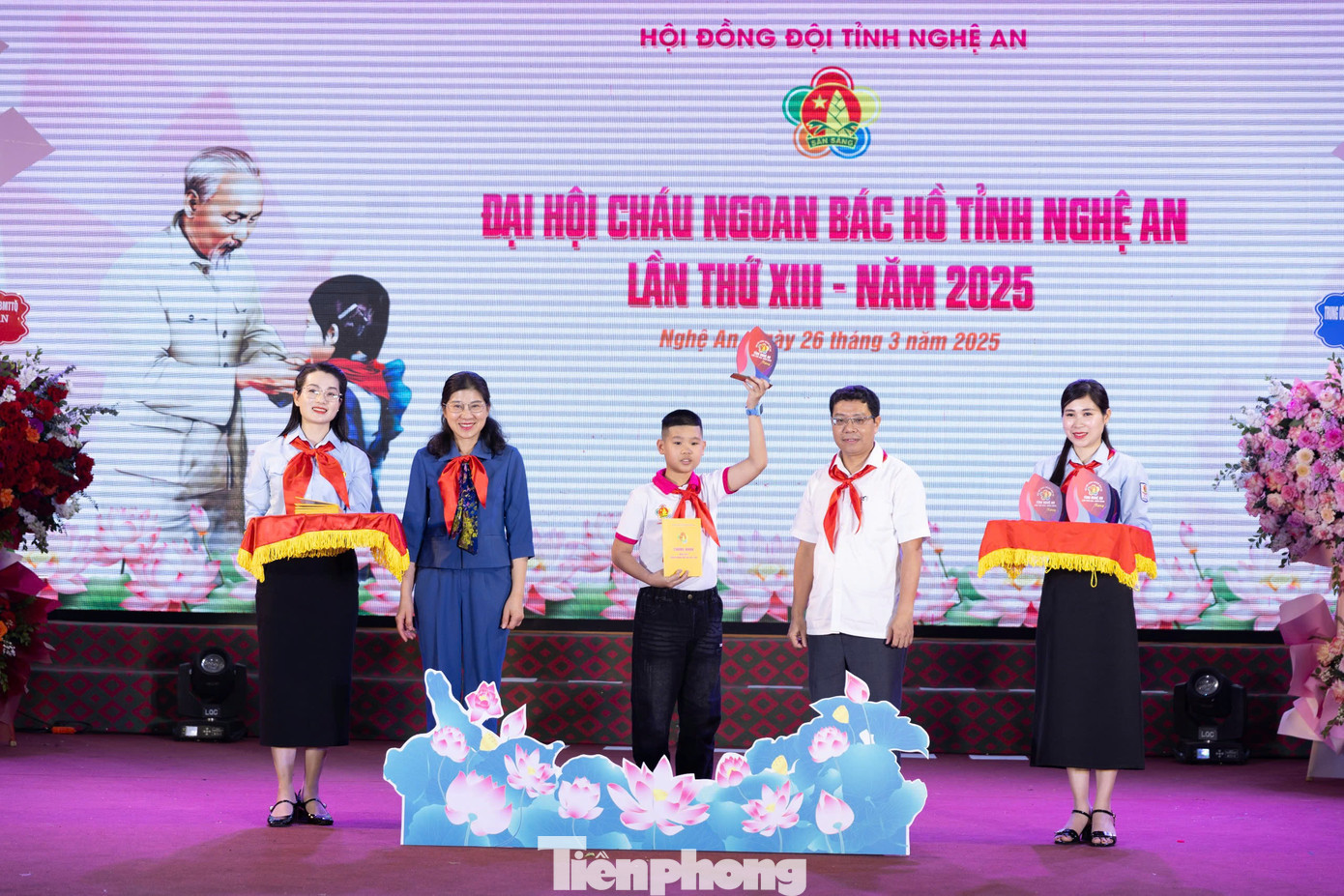 Trong 5 năm qua, thiếu nhi Nghệ An đã luôn tích cực tham gia vào các phong trào của Đội thiếu niên tiền phong Hồ Chí Minh, có nhiều tấm gương có thành tích xuất sắc, tiêu biểu trong học tập, rèn luyện, tham gia sôi nổi hoạt động công tác Đội và phong trào thiếu nhi. Dịp này, Ban Thường vụ Tỉnh Đoàn, Hội đồng Đội tỉnh Nghệ An đã tuyên dương 55 đại biểu là những bông hoa ưu tú, xuất sắc nhất, đại diện cho hơn 500 nghìn bạn thiếu niên nhi đồng trong toàn tỉnh được công nhận đạt danh hiệu “Cháu ngoan Bác Hồ” cấp tỉnh giai đoạn 2020 – 2025. Trong 5 năm qua, thiếu nhi Nghệ An đã luôn tích cực tham gia vào các phong trào của Đội thiếu niên tiền phong Hồ Chí Minh, có nhiều tấm gương có thành tích xuất sắc, tiêu biểu trong học tập, rèn luyện, tham gia sôi nổi hoạt động công tác Đội và phong trào thiếu nhi. Dịp này, Ban Thường vụ Tỉnh Đoàn, Hội đồng Đội tỉnh Nghệ An đã tuyên dương 55 đại biểu là những bông hoa ưu tú, xuất sắc nhất, đại diện cho hơn 500 nghìn bạn thiếu niên nhi đồng trong toàn tỉnh được công nhận đạt danh hiệu “Cháu ngoan Bác Hồ” cấp tỉnh giai đoạn 2020 – 2025.