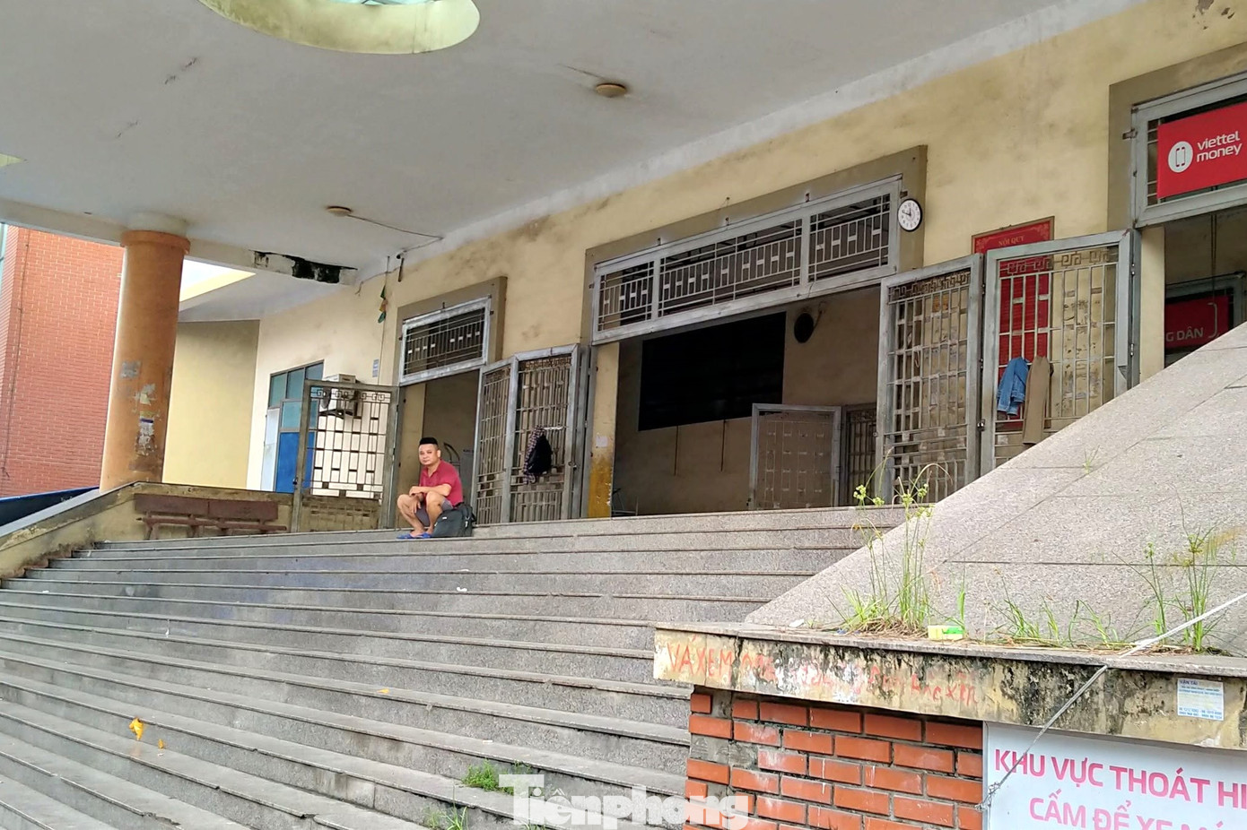 Khu vực sảnh trước đình chính chợ Vinh (trái) và cổng sau (phải) vắng vẻ lạ thường