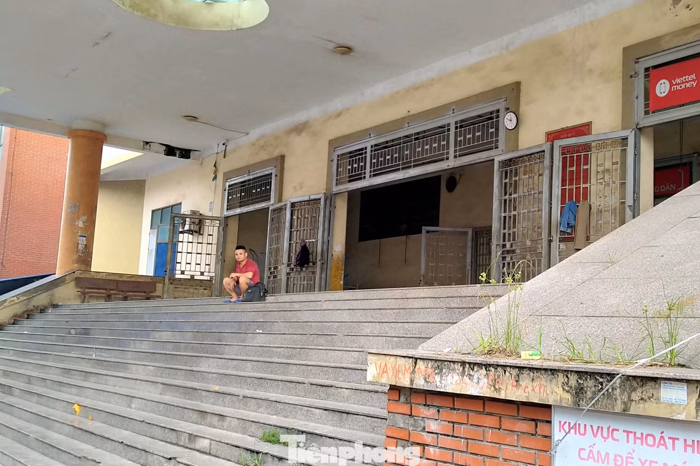 Khu vực sảnh trước đình chính chợ Vinh (trái) và cổng sau (phải) vắng vẻ lạ thường