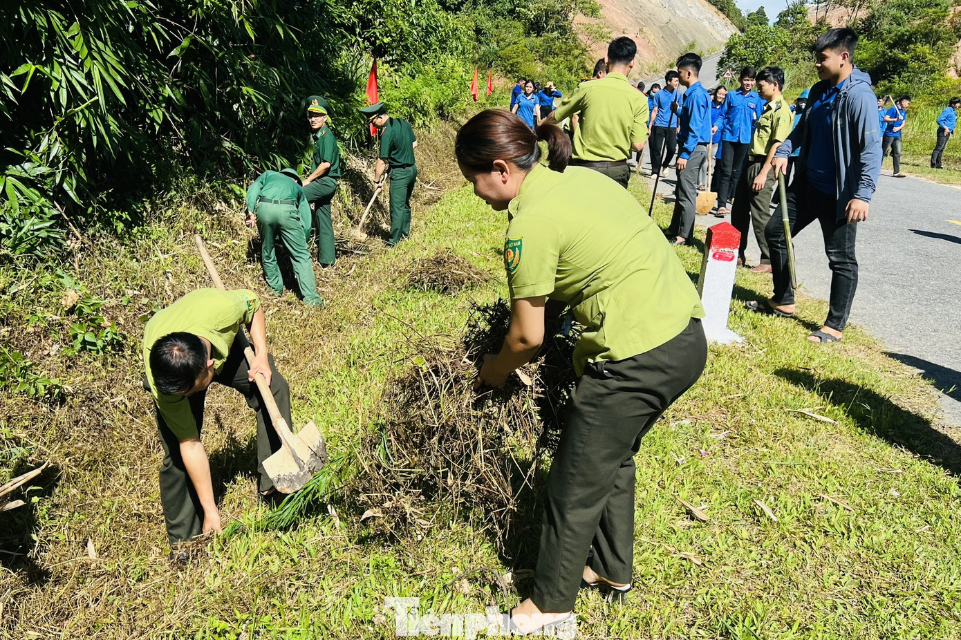 Thời tiết nắng nóng gay gắt nhưng các lực lượng vẫn hăng say lao động, dọn vệ sinh.