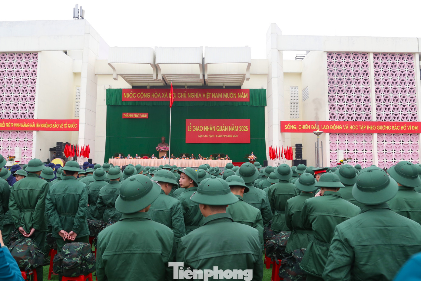 Năm nay, Nghệ An có hơn 3.200 công dân nhập ngũ. Trong số này, có 4 nữ công dân; 49 đảng viên; 945 công dân đăng ký viết đơn tình nguyện lên đường nhập ngũ (đạt tỉ lệ 30%); 1.105 công dân đã tham gia lớp bồi dưỡng đối tượng Đảng; 210 người có trình độ đại học, cao đẳng, trung cấp; 813 thanh niên dân tộc thiểu số và 237 thanh niên có đạo.