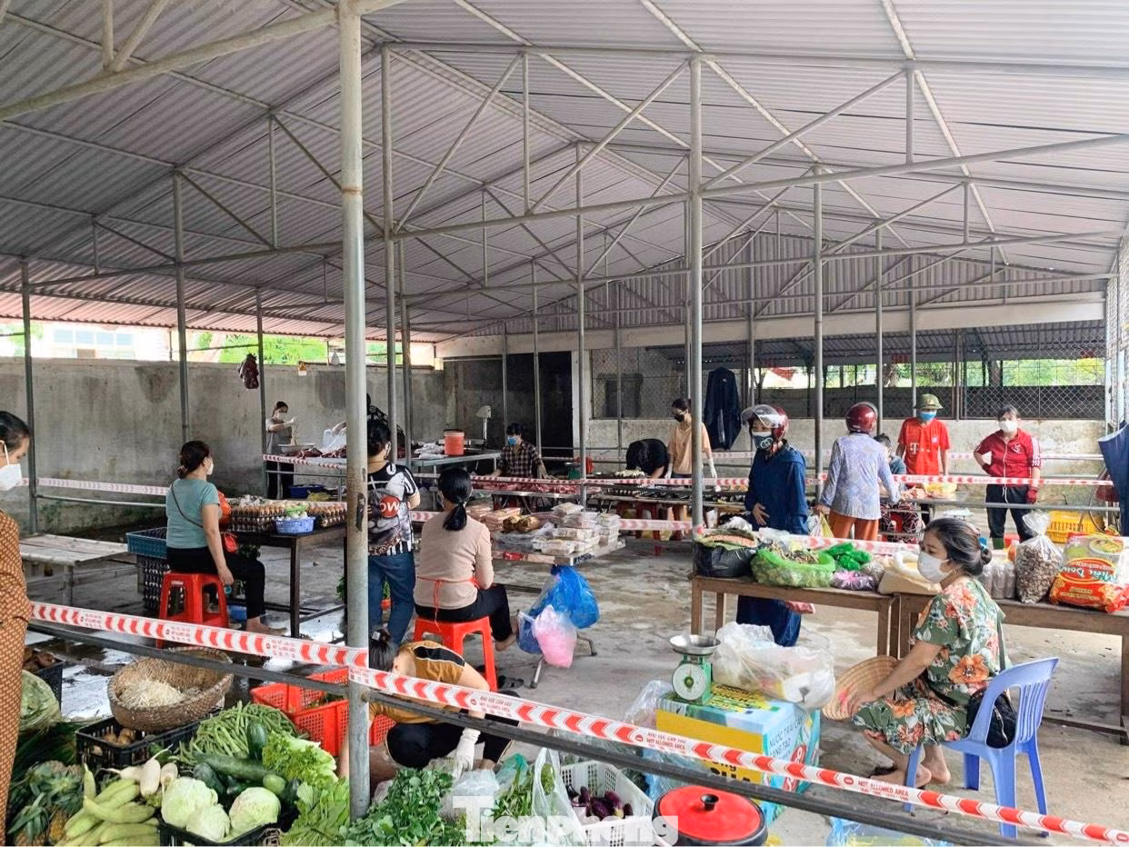 Trong điều kiện các chợ vẫn đang tạm dừng hoạt động, một số phường, xã có ít siêu thị, việc liên kết mở các điểm cung ứng thực phẩm giúp đáp ứng đủ nhu cầu của người dân trong thời gian thực hiện cách ly xã hội là hợp lý và nhận được sự đồng thuận.