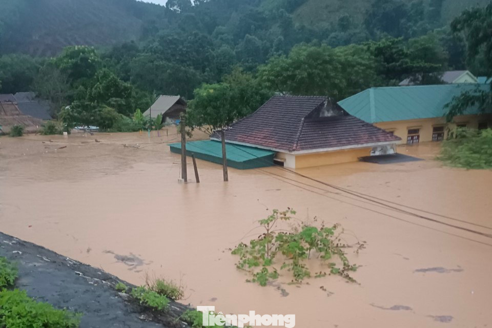 Nhiều ngôi nhà bị nhấn chìm trong nước lũ.