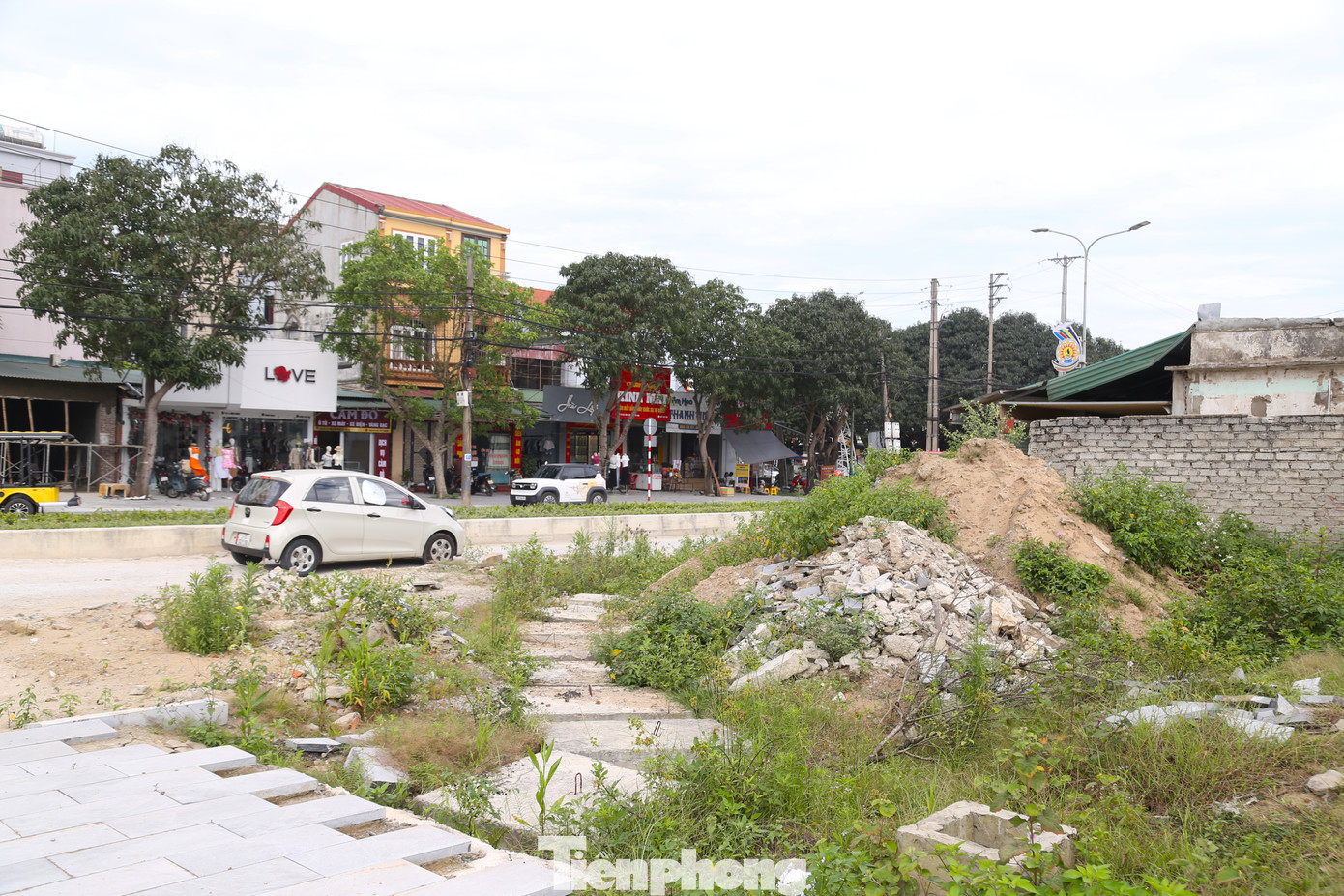 Khung cảnh ngổn ngang...