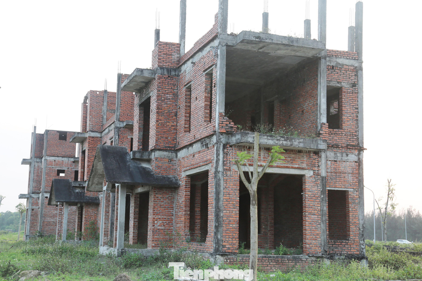 Cam kết là vậy, nhưng đến nay dự án mới cơ bản hoàn thành các hạng mục hạ tầng kỹ thuật như đường giao thông, vỉa hè, cây xanh. Chủ đầu tư mới xây dựng được 66 trên tổng số 245 căn biệt thự.