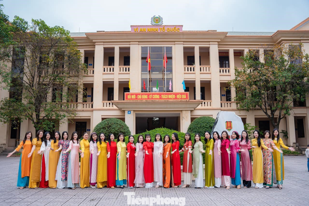 Nữ cán bộ Công an huyện Quỳnh Lưu đằm thắm, duyên dáng trong tà áo dài.