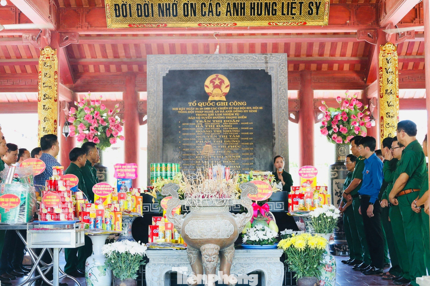 Đoàn công tác nghe thuyết minh về 13 anh hùng liệt sĩ Đại đội 317.