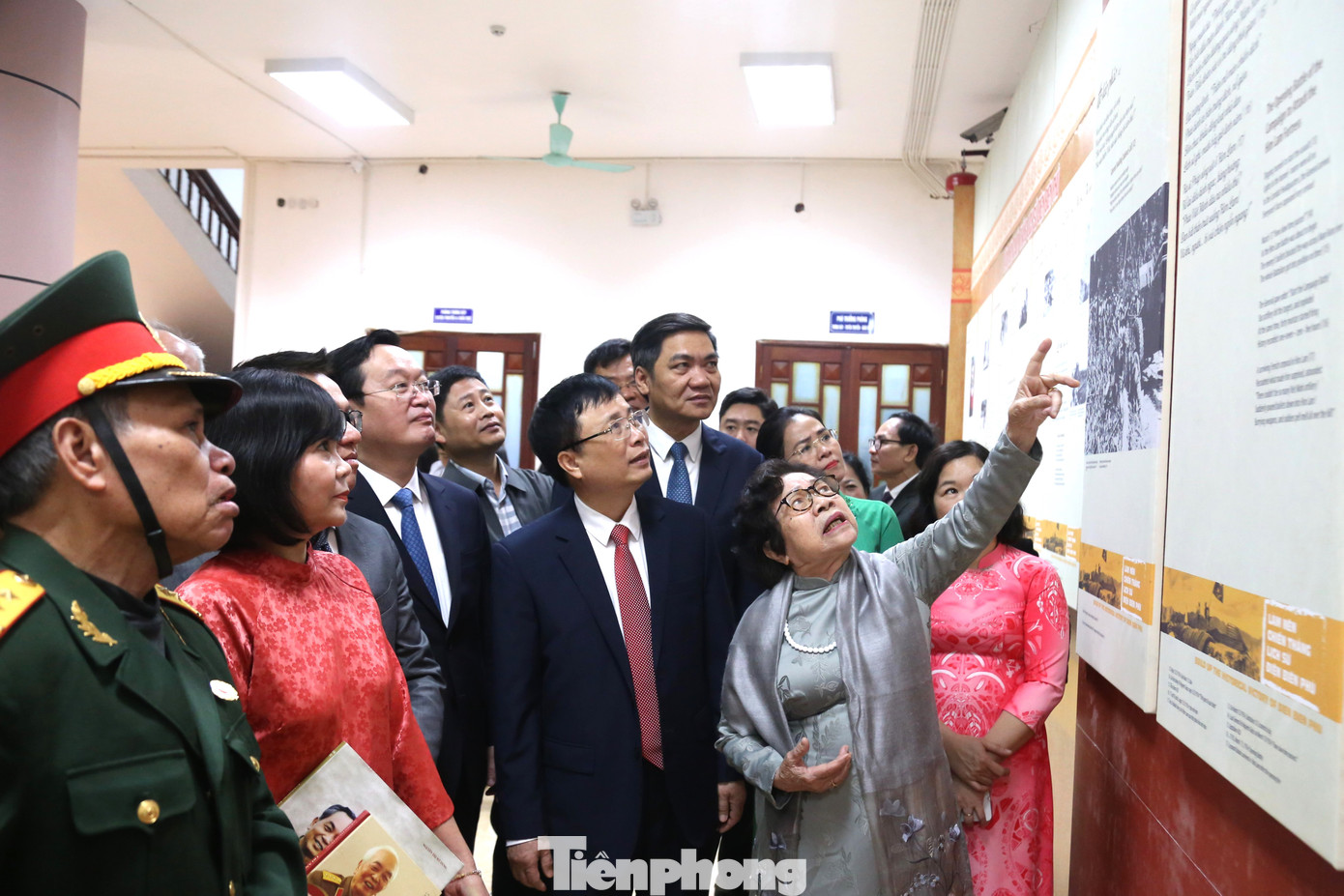 Triển lãm “Theo dấu chân Đại tướng” gồm 92 tấm pa nô với những bức ảnh về Đại tướng Võ Nguyên Giáp do Thông tấn xã Việt Nam, Bảo tàng Phụ nữ Việt Nam và Nghệ sĩ Nhiếp ảnh Trần Hồng cung cấp; cùng 110 bài thơ diễn ca của nhà giáo, nhà thơ, nhà báo Nguyễn Thị Mỹ Dung, người có cơ duyên gặp gỡ, viết nhiều bài báo, nhiều bài thơ về Đại tướng Võ Nguyên Giáp trong hơn 20 năm qua.