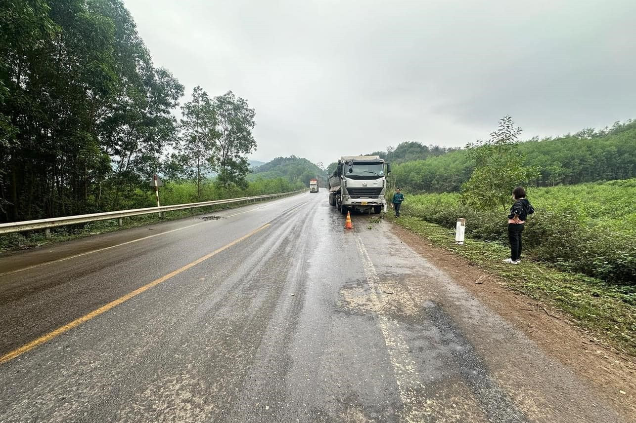 Chiếc xe đầu kéo gặp sự cố khiến dầu tràn ra đường, gây nguy hiểm cho các phương tiện tham gia giao thông.