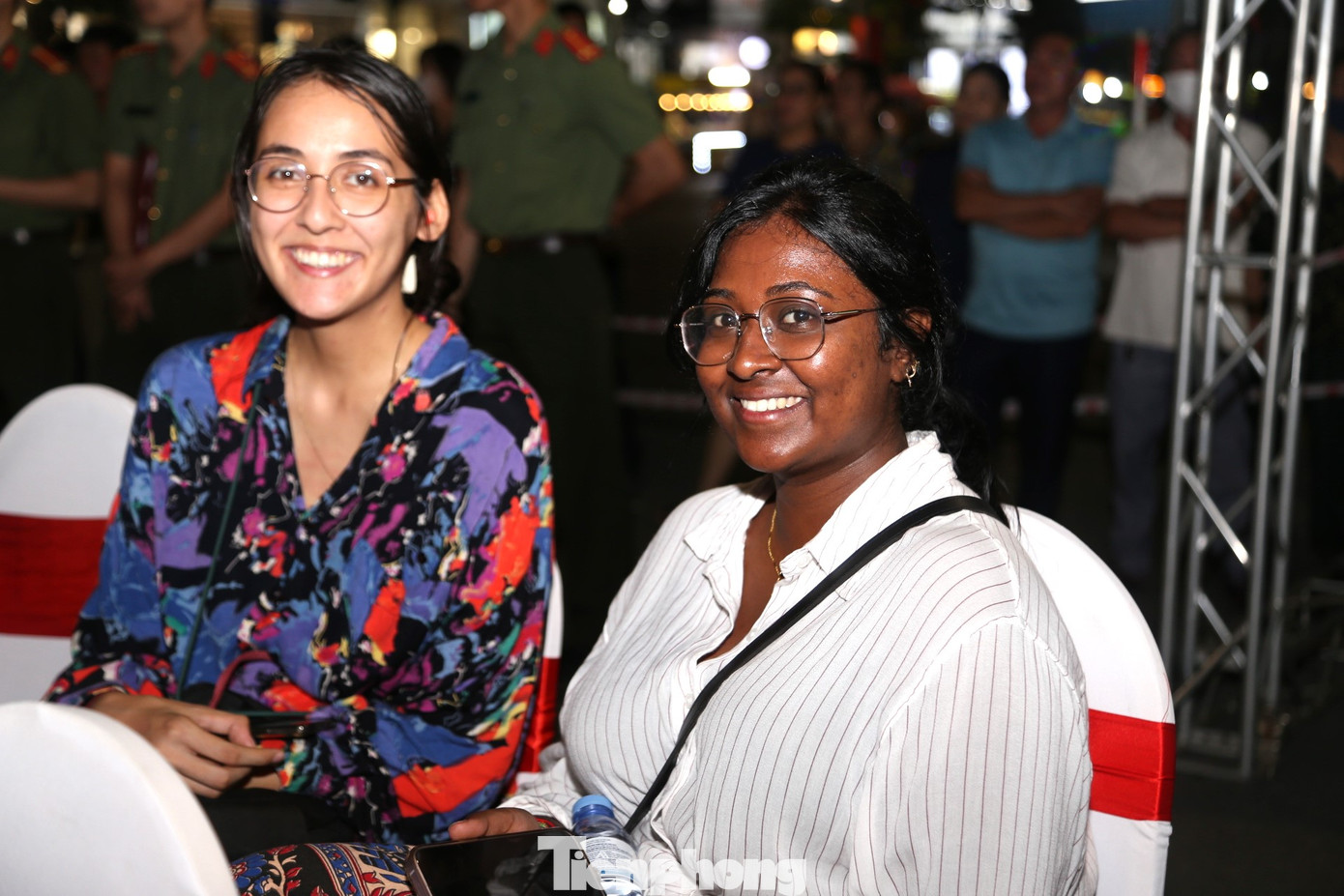 Khách tây có mặt thưởng thức các tiết mục tại lễ hội đường phố