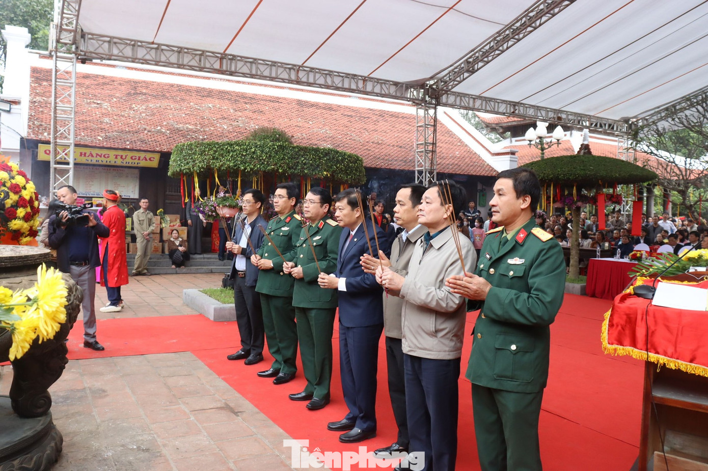 Ông Lê Hồng Vinh - Phó Bí thư Tỉnh ủy, Chủ tịch UBND tỉnh Nghệ An và các đại biểu, cùng nhân dân thành kính dâng hoa, dâng hương tưởng niệm Hoàng đế Quang Trung, nguyện phát huy truyền thống yêu nước, noi gương các vị anh hùng của dân tộc, ra sức phấn đấu chung tay, góp sức xây dựng quê hương, đất nước ngày càng giàu đẹp, văn minh.