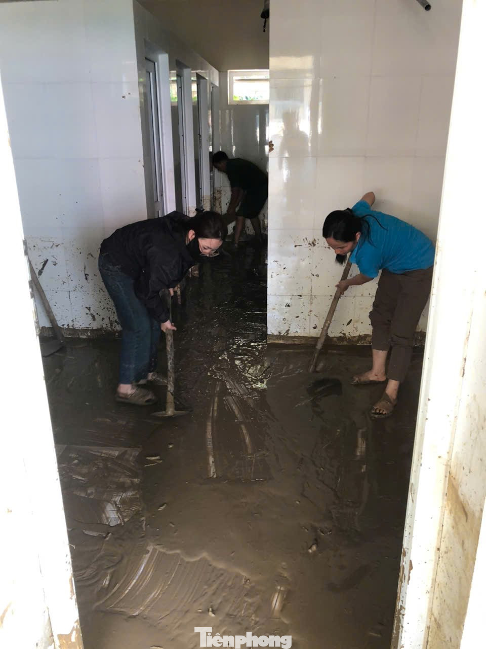 Thầy Nguyễn Đức Sơn, Hiệu trưởng Trường PTDTBT THCS Hữu Khuông cho biết: “Trận lũ xảy ra bất ngờ khiến trường không kịp xoay xở. Mưa lũ làm hư 3 gian nhà gỗ ký túc xá học sinh; sách vở đồ dùng học sinh, giảng dạy của giáo viên ngập trong bùn đất... Thiệt hại rất lớn, may mắn thời điểm xảy ra lũ quét học sinh nghỉ học nên không thiệt hại về người”.