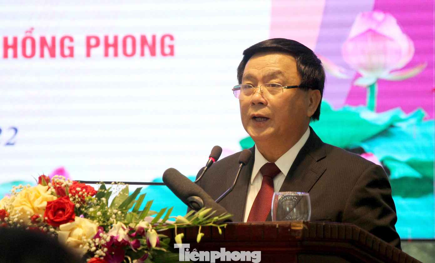 Đồng chí Nguyễn Xuân Thắng phát biểu khai mạc và đề dẫn Hội thảo khoa học “Đồng chí Lê Hồng Phong - người chiến sĩ cộng sản kiên cường, nhà lãnh đạo xuất sắc của Đảng và cách mạng Việt Nam”.