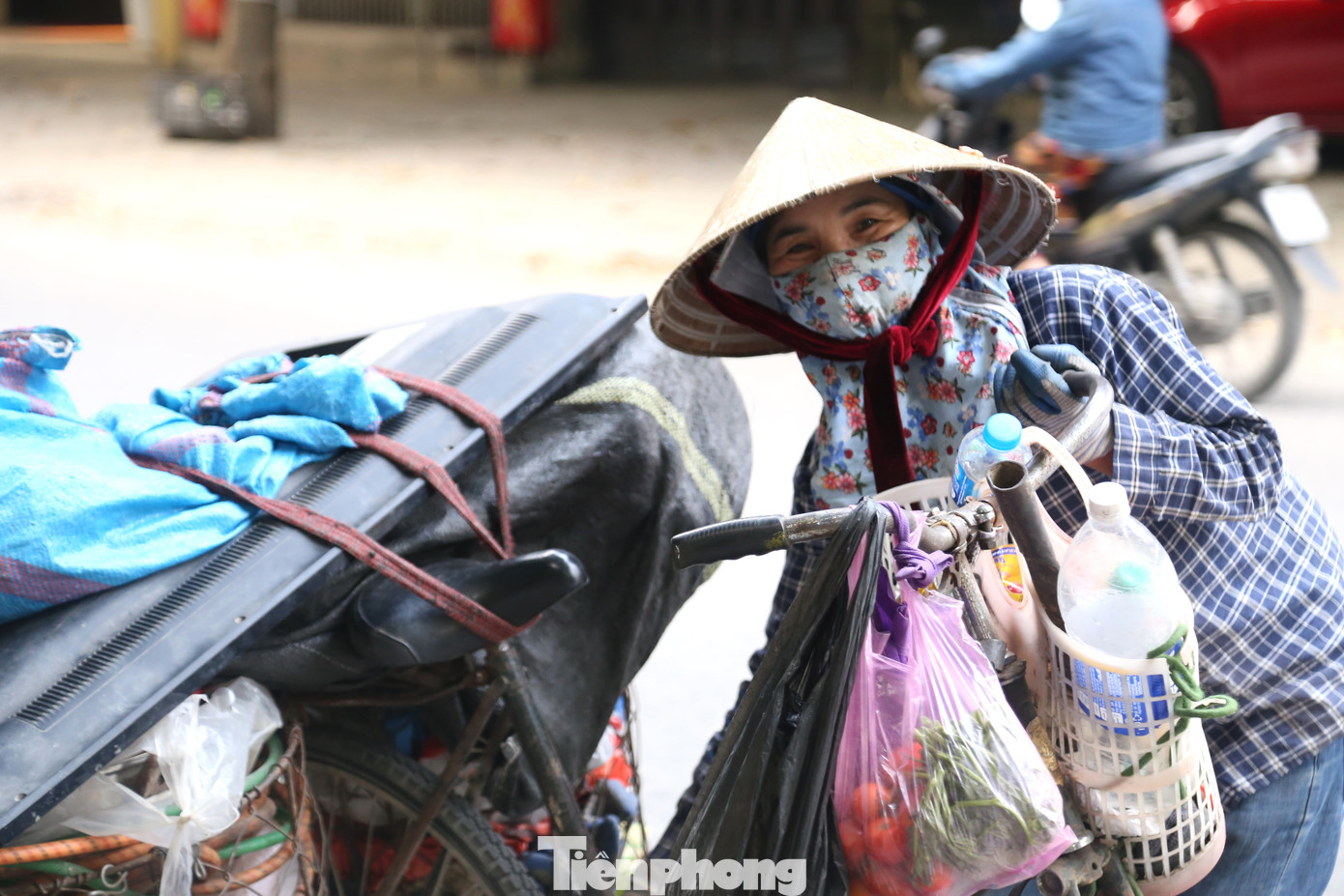 “Nghề thu mua đồng nát phải rong ruổi khắp phố, hôm được nhiều thì được 200 - 300 nghìn đồng, hôm ít thì chỉ được hơn 100 nghìn đồng thôi. Hy vọng ngày nghỉ, nhiều siêu thị, cửa hàng và các gia đình họ sẽ dọn dẹp nhà cửa thì tôi sẽ mua được nhiều hàng hơn”, bà Hải chia sẻ.