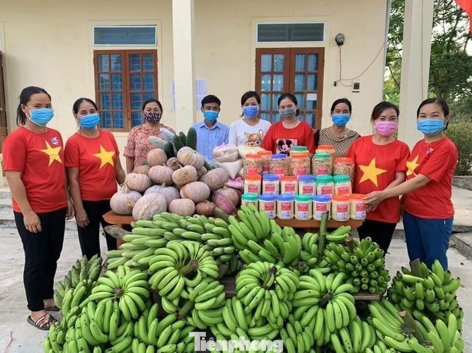 Những món quà quê giản dị như bao lạc, buồng chuối, quả bầu,.... nhưng đậm đà tình cảm, tiếp thêm động lực cho thành phố mang tên Bác chiến thắng dịch bệnh.