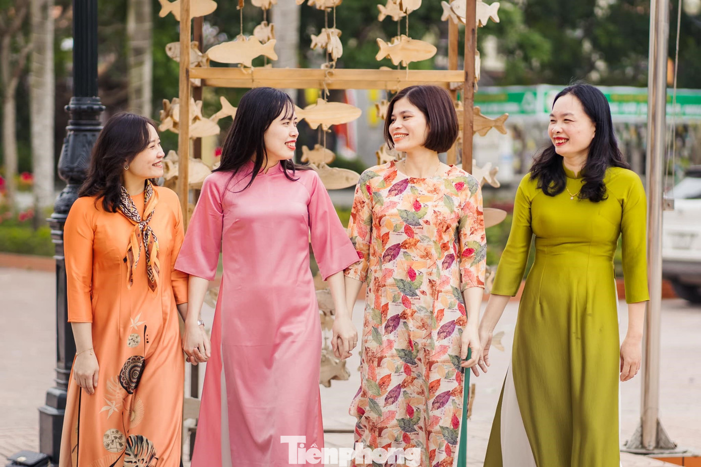 Tự hào, hãnh diện khi khoác lên mình trang phục truyền thống của dân tộc.