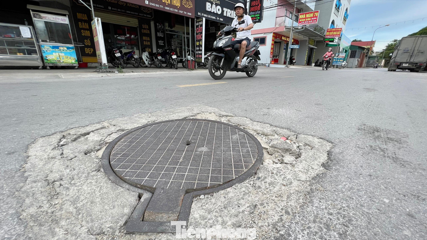 “Đường mới làm xong đã chi chít hố sâu. Người dân chúng tôi phải tự gia cố những hố sụt đó nhưng được một thời gian lại có dấu hiệu rạn nứt, sụt lún tiếp. Cũng đã có nhiều vụ tai nạn đã xảy ra tại đây, có người phải nhập viện”, một người dân sinh sống tại đường Mai Lão Bạng chia sẻ.