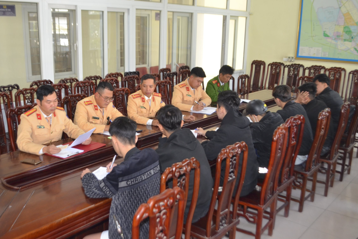 Công an thành phố Vinh triệu tập, làm việc với các trường hợp vi phạm an toàn giao thông trong tối 2/1. Công an thành phố Vinh triệu tập, làm việc với các trường hợp vi phạm an toàn giao thông trong tối 2/1.