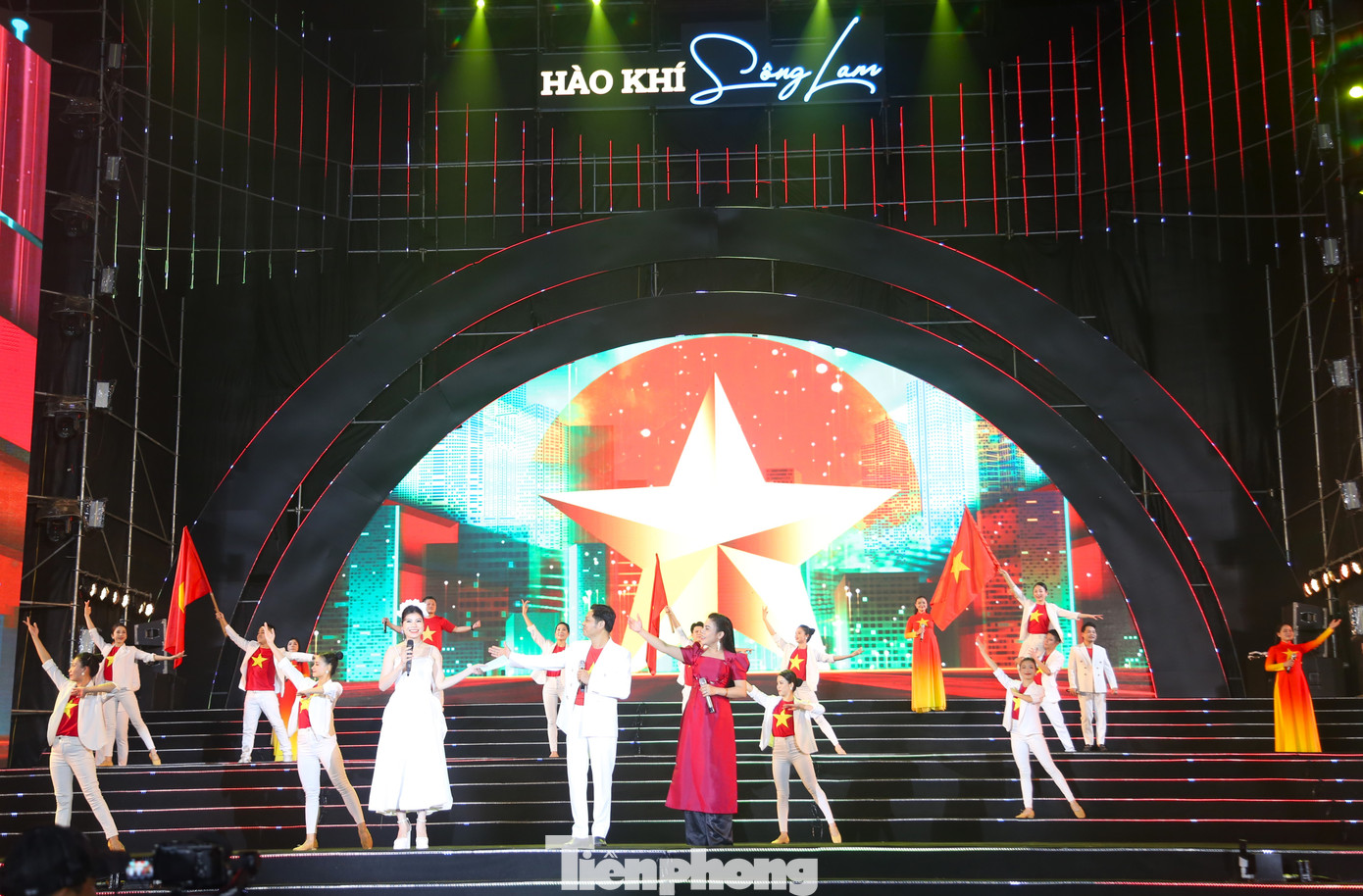 Chương 2 mang tên “Hào khí Sông Lam” là màn trình diễn công nghệ ánh sáng hiện đại, kết hợp âm nhạc và sự xuất hiện của các ngôi sao nổi tiếng làng giải trí Việt và tỉnh Nghệ An đã mang đến cho người dân những giây phút đầy cảm xúc, tự hào.
