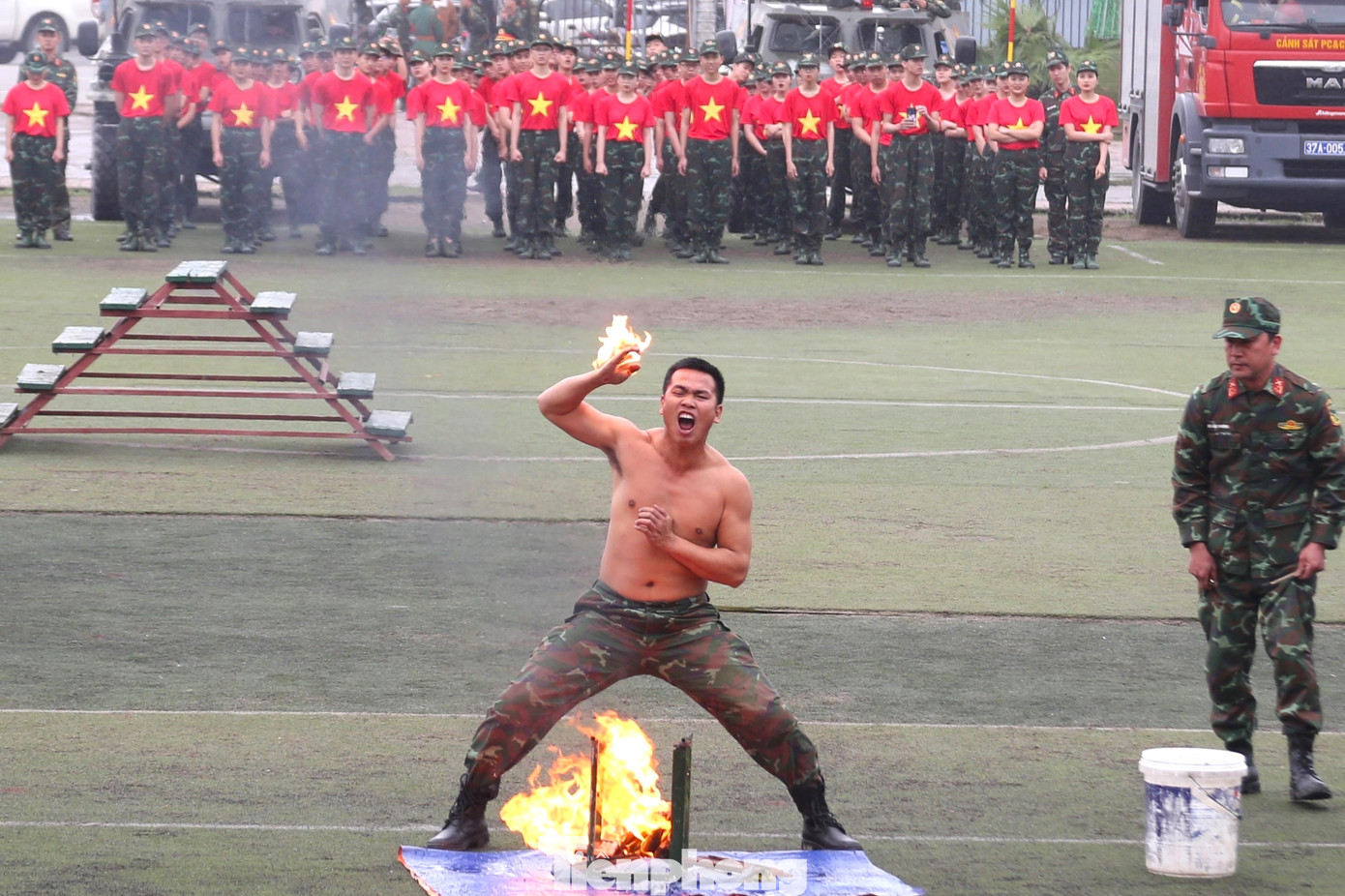 Cán bộ, chiến sĩ trinh sát đặc nhiệm công phá ngói bằng tay.