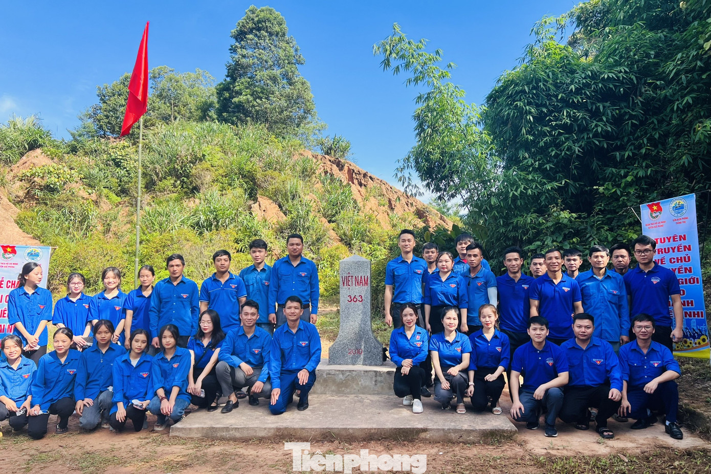 Đoàn viên thanh niên tại cột mốc 363