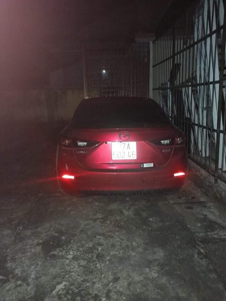 Quá trình truy đuổi, tổ công tác phát hiện, tài xế đã để chiếc ô tô lại tại một khách sạn trên địa bàn thị xã Cửa Lò rồi bỏ trốn. Quá trình truy đuổi, tổ công tác phát hiện, tài xế đã để chiếc ô tô lại tại một khách sạn trên địa bàn thị xã Cửa Lò rồi bỏ trốn.