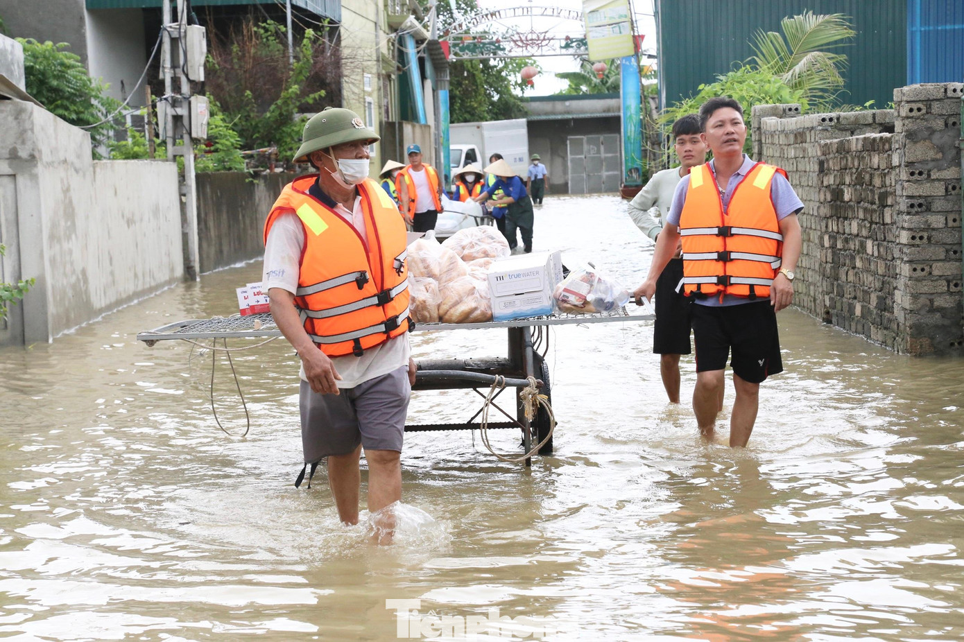 Ngoài việc hỗ trợ đưa người dân vùng lũ đến nơi tránh trú an toàn khi nước lũ dâng, chính quyền địa phương cũng được huy động lực lượng cấp phát nước sạch, mỳ tôm cho người dân.