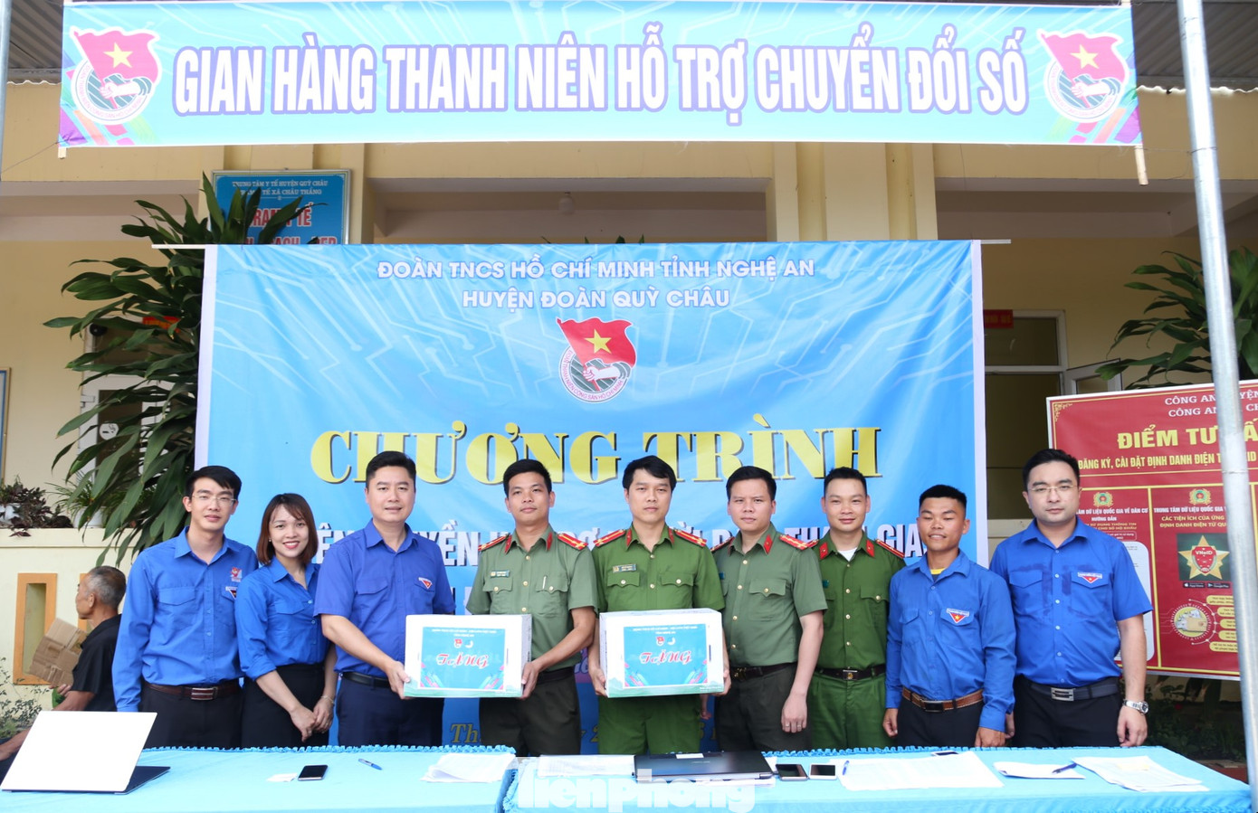 Thăm động viên đội hình thanh niên tình nguyện tại gian hàng tuyên truyền thực hiện Đề án 06/CP tại xã Châu Thắng.