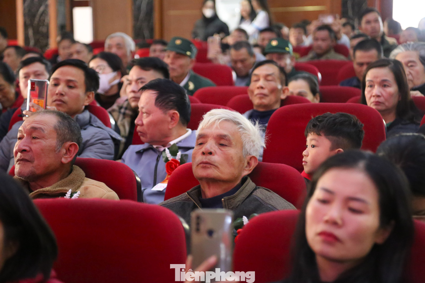 Hàng trăm thân nhân liệt sĩ có mặt từ sớm, mong ngóng phút giây được cầm trên tay bức ảnh về người chồng, người cha, người anh, người em của mình.