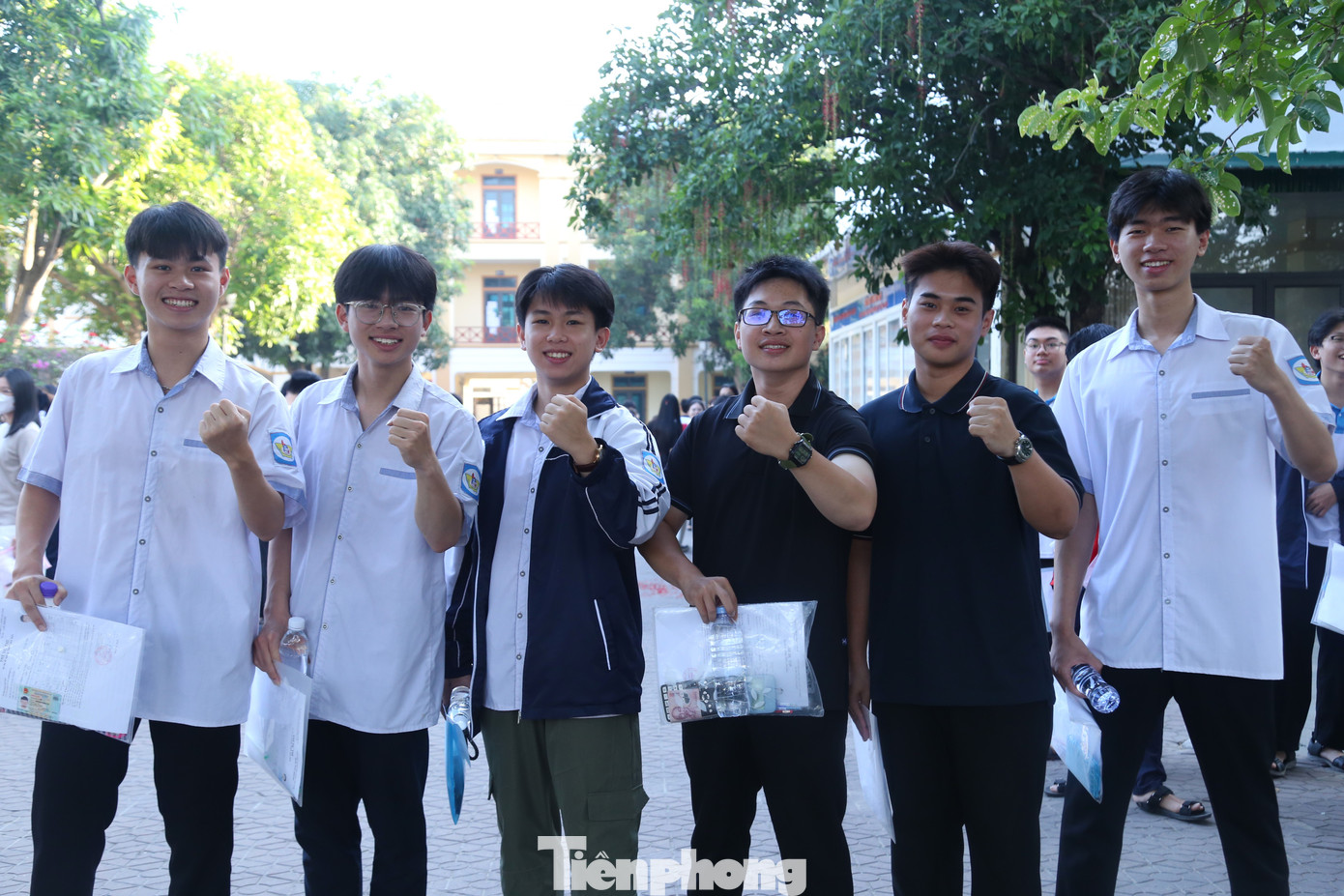 Tại Trường THPT Phan Bội Châu (thành phố Vinh), ngay từ sáng sớm, sân trường đã đông kín. Các sĩ tử thể hiện sự tự tin, quyết tâm trước môn thi đầu tiên - môn Ngữ Văn.