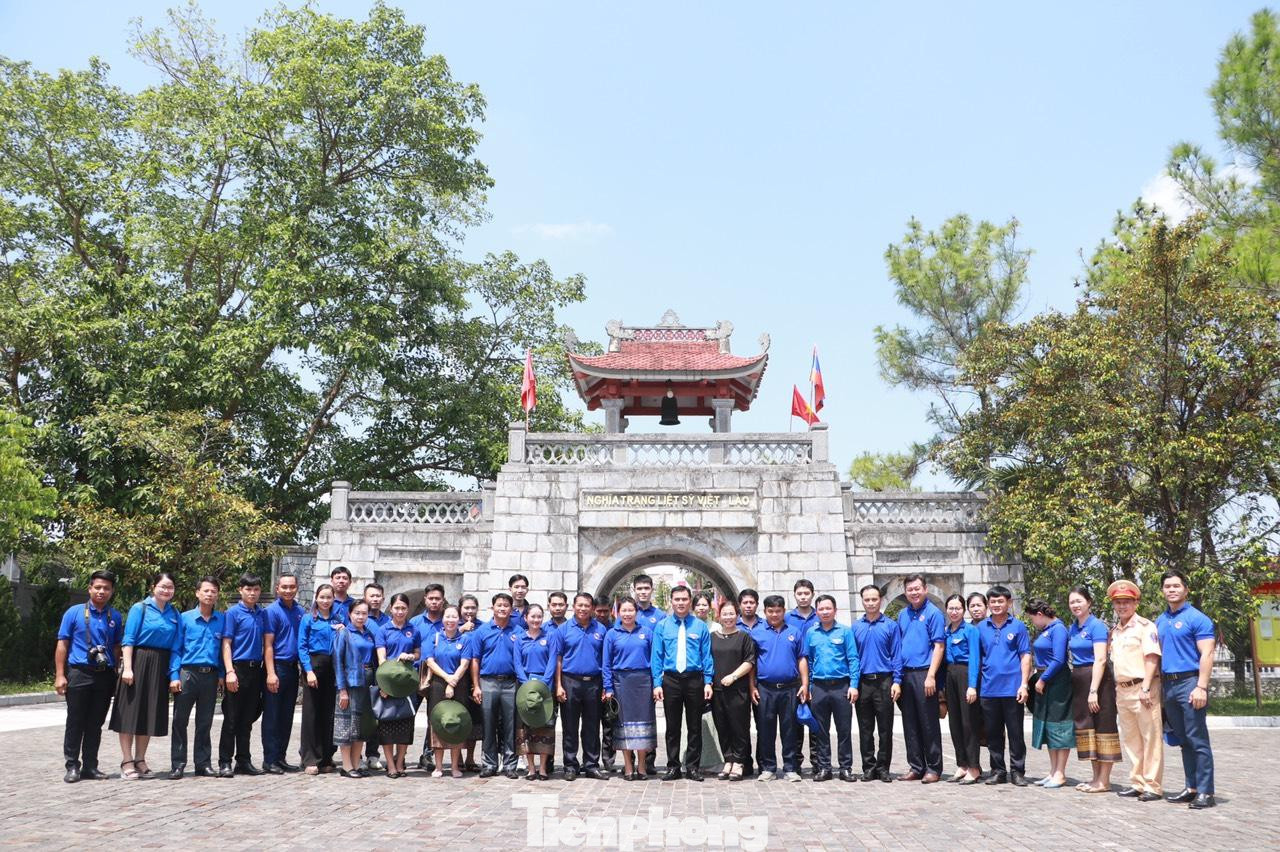 Đoàn công tác chụp hình lưu niệm tại Nghĩa trang Liệt sĩ quốc tế Việt – Lào.