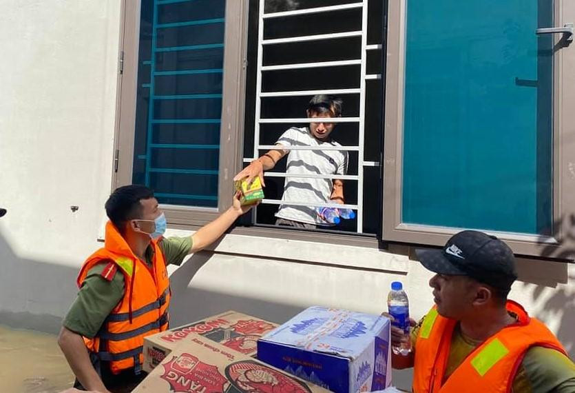 Mang lương thực đến từng hộ dân bị ngập sâu Mang lương thực đến từng hộ dân bị ngập sâu