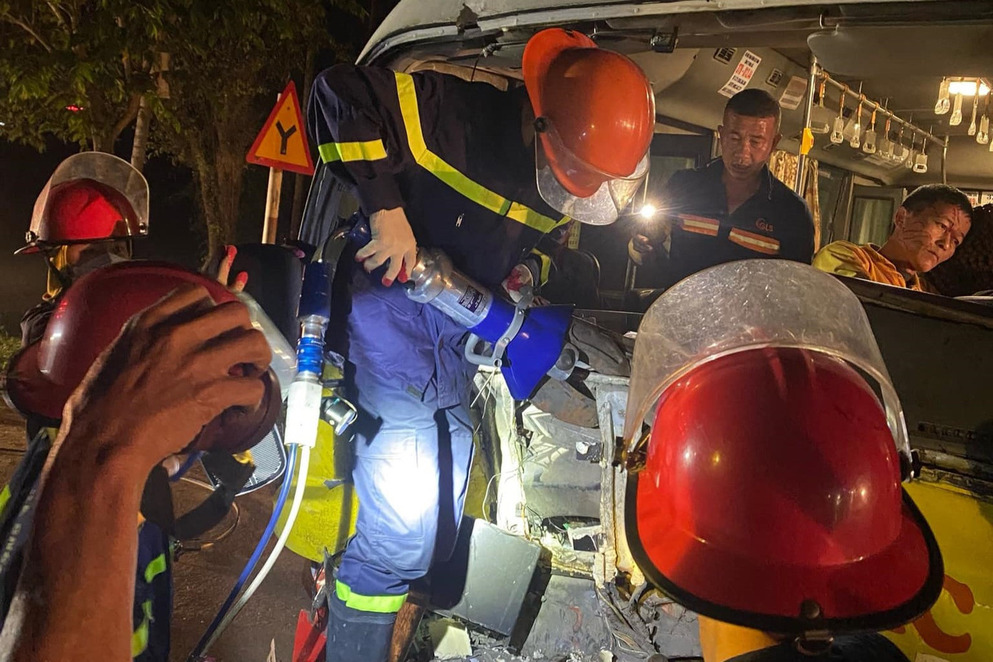 Lực lượng chức năng giải cứu nạn nhân bị mắc kẹt. Lực lượng chức năng giải cứu nạn nhân bị mắc kẹt.