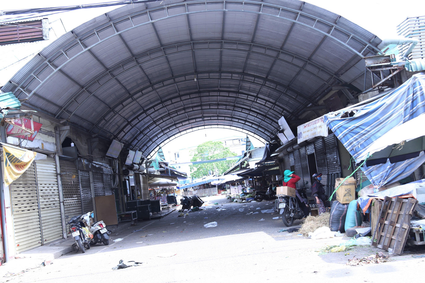 Càng vào sâu trong chợ càng cảm nhận rõ sự vắng lặng, đìu hiu.