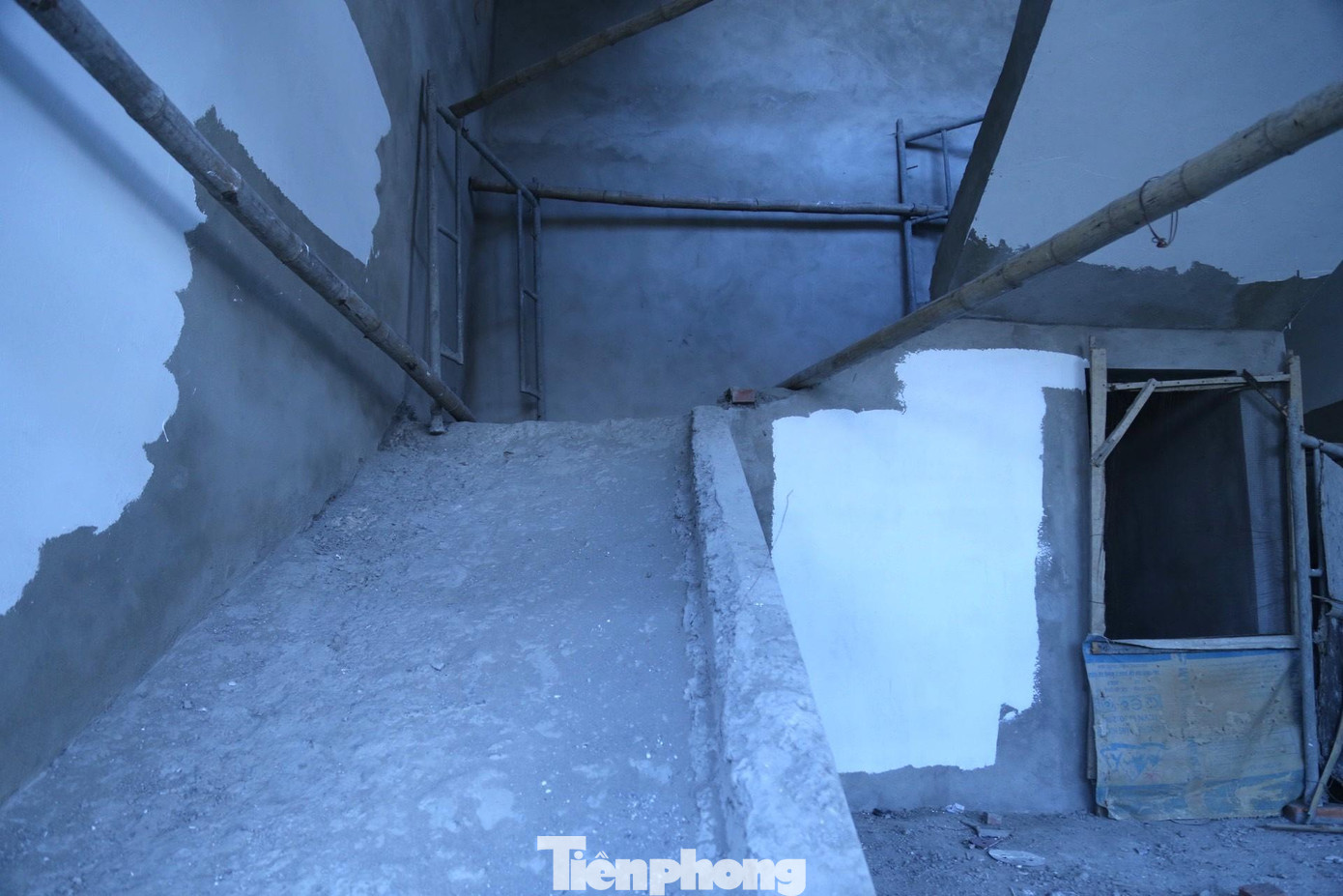 Cô Nguyễn Thị Quảng - Hiệu trưởng trường THCS Hưng Tây chia sẻ: “Niềm vui có được trường mới để dạy và học chưa trọn vẹn thì thời gian ngắn sau đó, đơn vị thi công dừng hẳn việc thi công công trình, để lại những bức tường trơ trọi. Nhà trường đã nhiều lần đề xuất bổ sung kinh phí để triển khai các hạng mục còn lại nhưng mãi chưa thấy”.