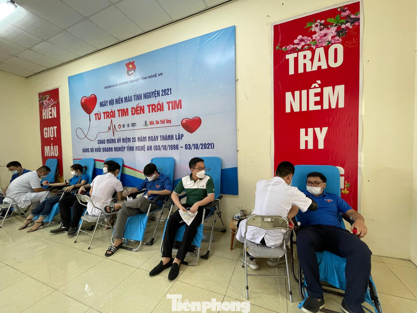 Tham gia ngày hội hiến máu tình nguyện có hơn 300 tình nguyện viên là cán bộ, nhân viên, đoàn viên thanh niên thuộc Đảng bộ, Đoàn khối doanh nghiệp tỉnh Nghệ An.