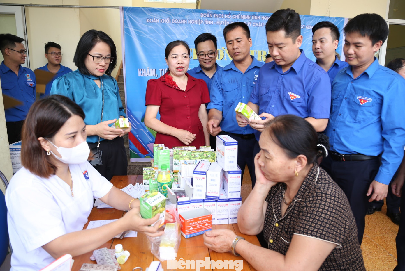 Khám, phát thuốc miễn phí cho người dân tại Trung tâm Y tế xã Châu Thắng.