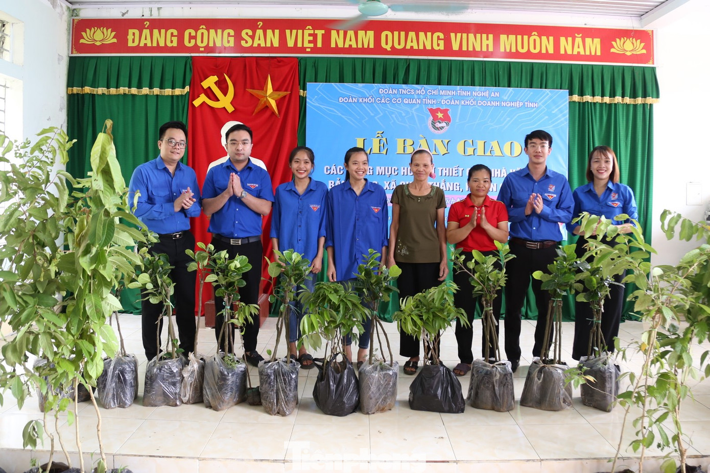 Tặng 200 cây giống cho bà con nhân dân huyện Quỳ Châu.