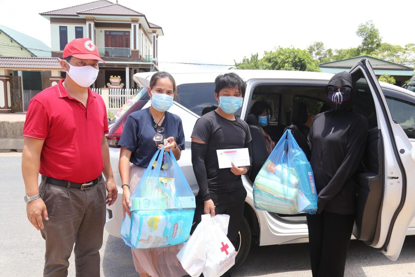 Hội chữ thập đỏ Quảng Bình tặng quà cho hai vợ chồng người Mông quê Nghệ An