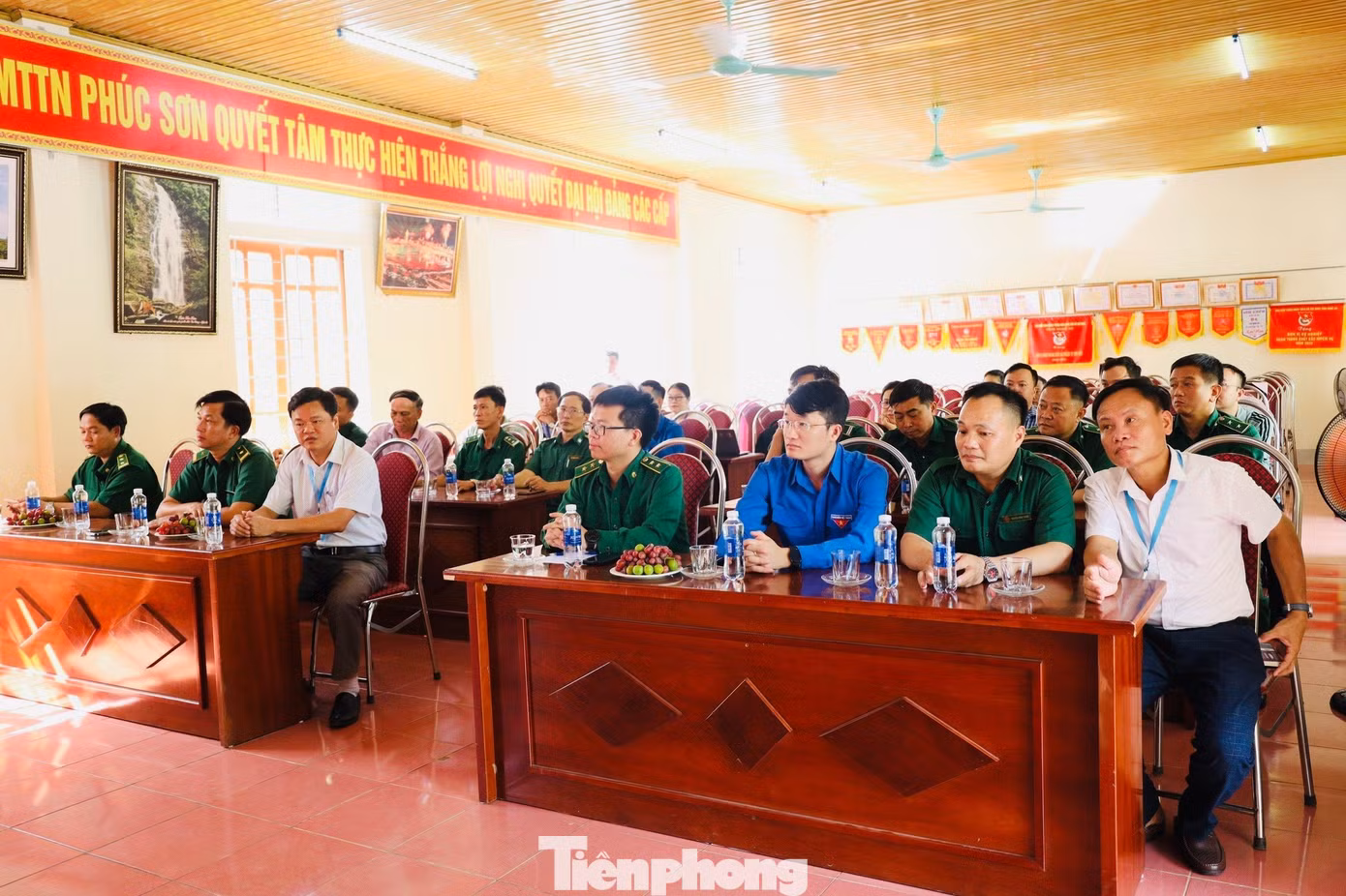 Các đại biểu tham dự buổi làm việc