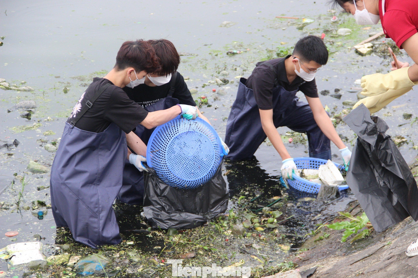 Anh Trần Văn Huy (trú tại phường Hưng Dũng, TP Vinh) chia sẻ: “Tôi rất ủng hộ việc làm ý nghĩa của nhóm Nghệ An xanh. Hy vọng những hành động thiết thực của nhóm các bạn sẽ lan tỏa đến với nhiều người dân trong thành phố và giúp họ thay đổi nhận thức, hướng đến những hành động xanh hơn vì một thành phố xanh, sạch, đẹp”.